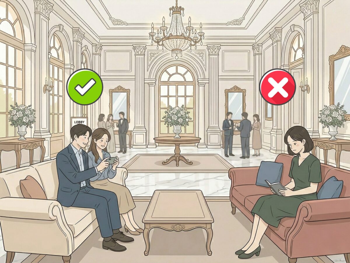 式場に訪れるカップルと女性