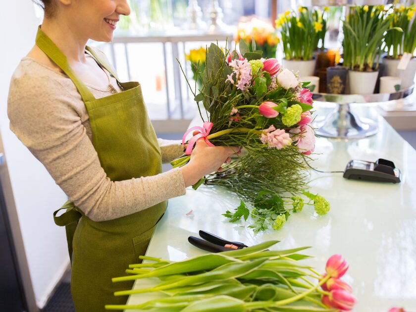 花束を作る花屋さんの女性